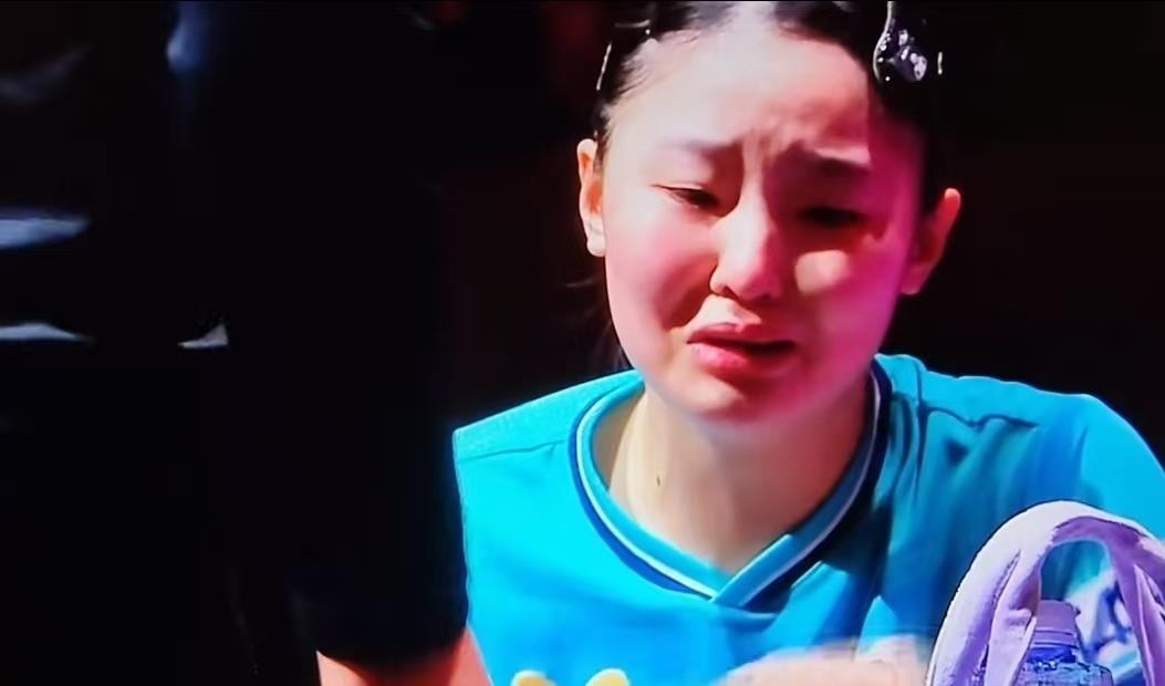 张本美和澳门冠军赛4比3险胜陈熠夺冠后抱着父亲痛哭，说的那句“我觉得很冷”让整件