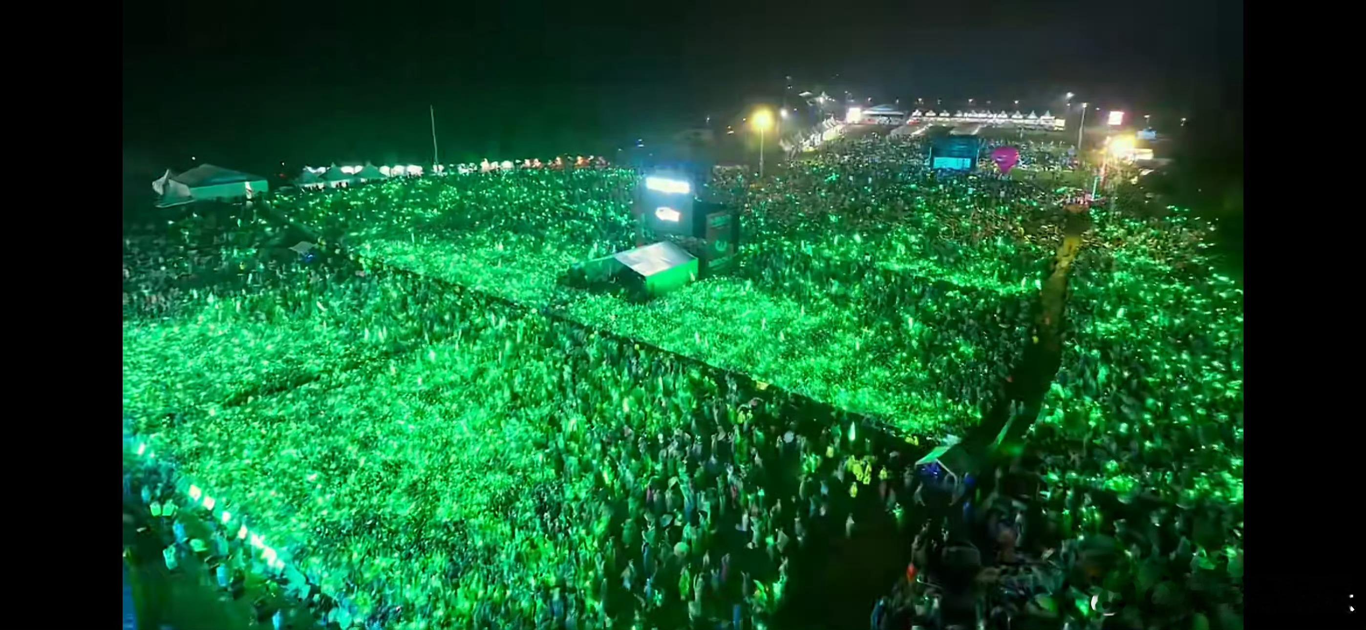 徐明浩历代级绿海 一场音乐节开出万人演唱会既视感，绿海翻涌，每帧都是视觉盛宴 