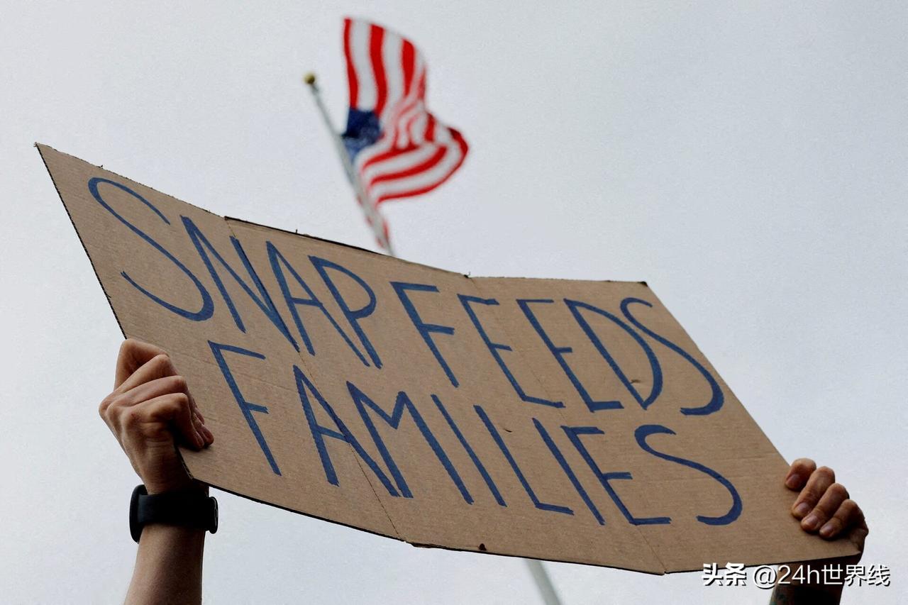 懂王一句话下来，4200万人可能感恩节前断粮！

2025年11月4日，川普在社