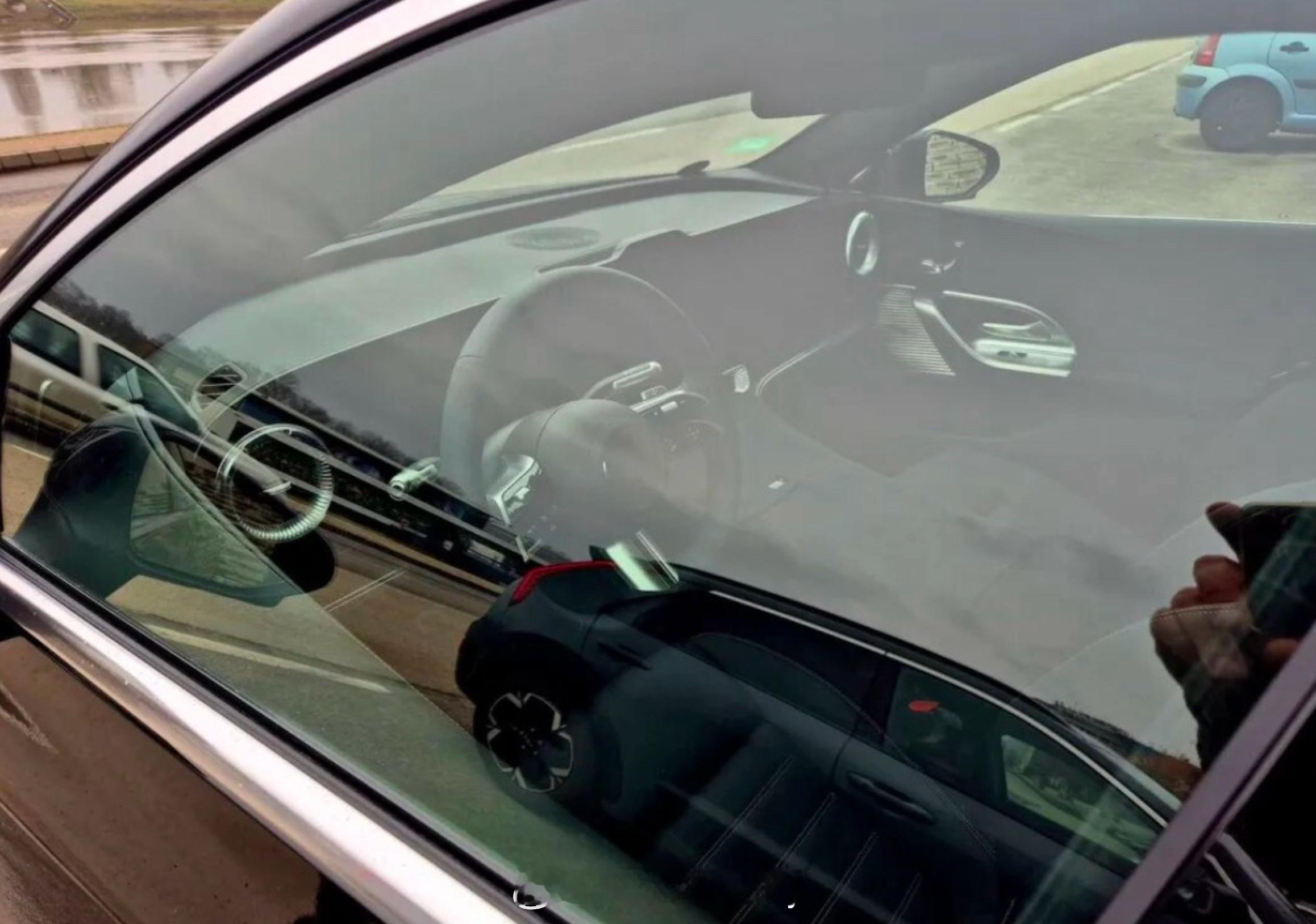 昨天发了个全新奔驰C级的渲染视频今直接来给大家看个真内饰了实锤了就是新奔驰CLA