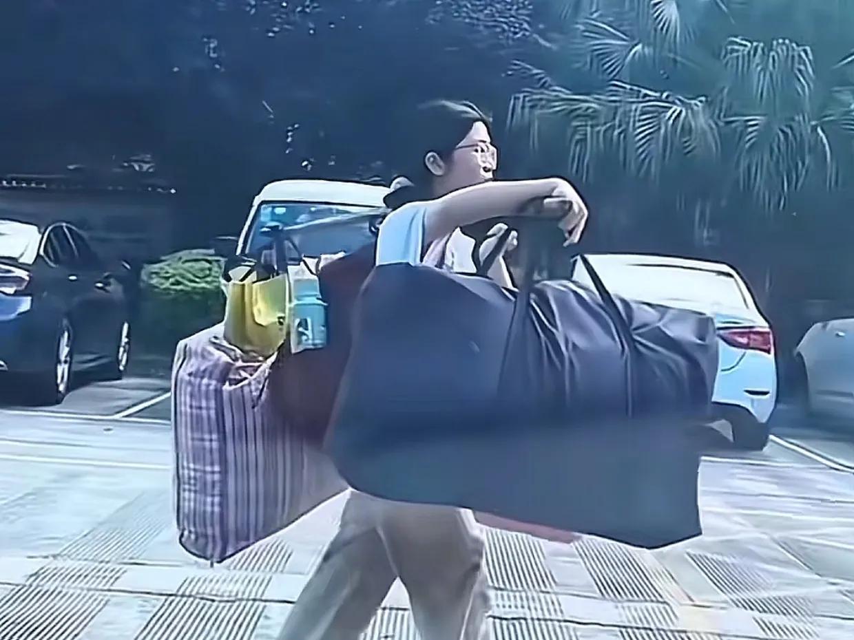 桂林高三女孩刘同学火了 !

别人参加高考是鲜花簇拥，车接车送。
而这位高三的女