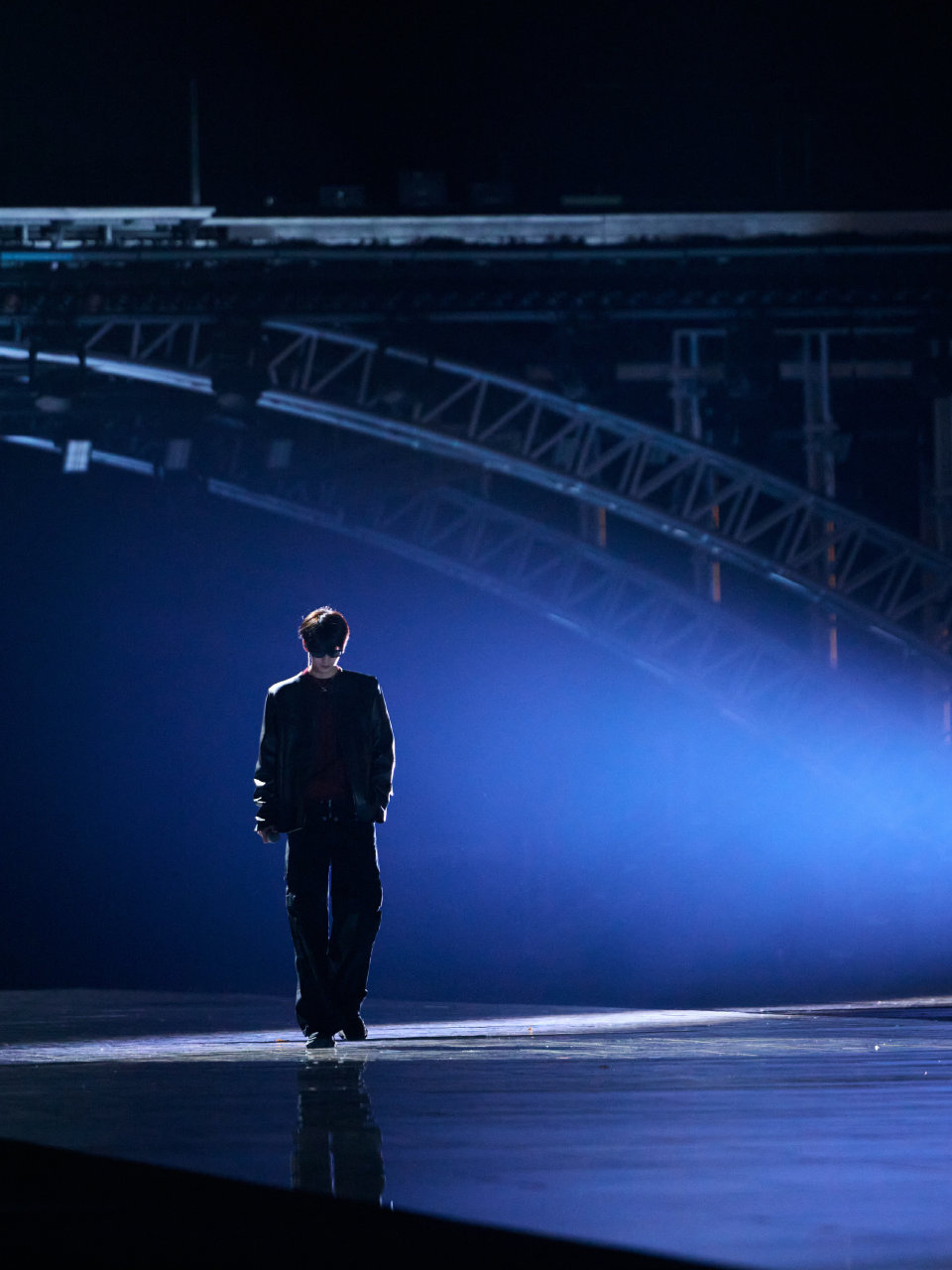 张凌赫彩排模特 彩排现场直接变秀场，黑皮衣墨镜一戴，肩宽腰窄，走路带风。这哥是把