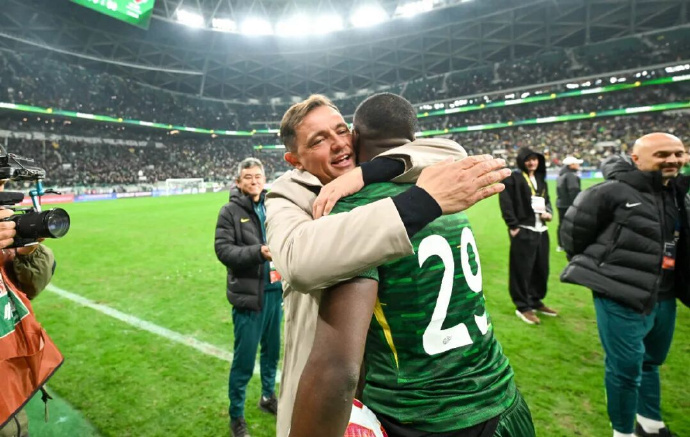 据《足球》报消息，法比奥去年已与国安续约至2026年底，国安将全主力出征越南.该