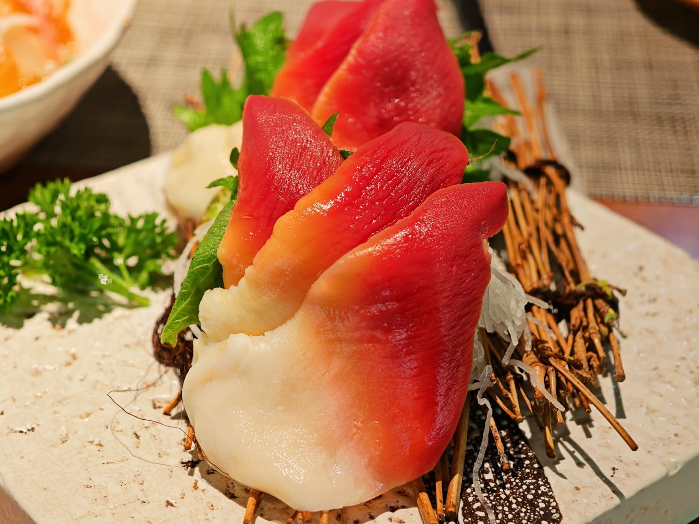 为什么三文鱼一般生吃我对三文鱼还行，不过吃多了就会感觉到腻，一般一次吃个三四片吧