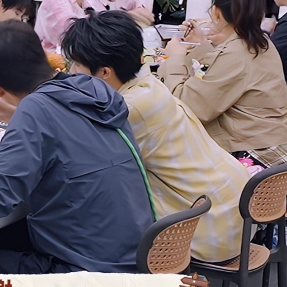 吃个饭也要 略塌小腰哈