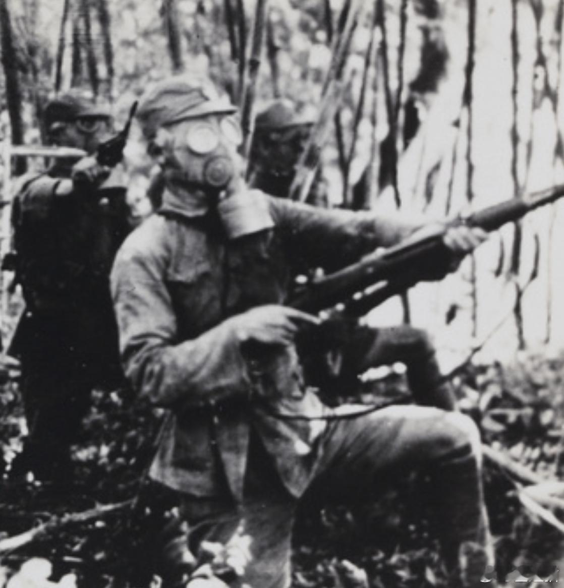 戴着防毒面具的士兵，上海，1938年 