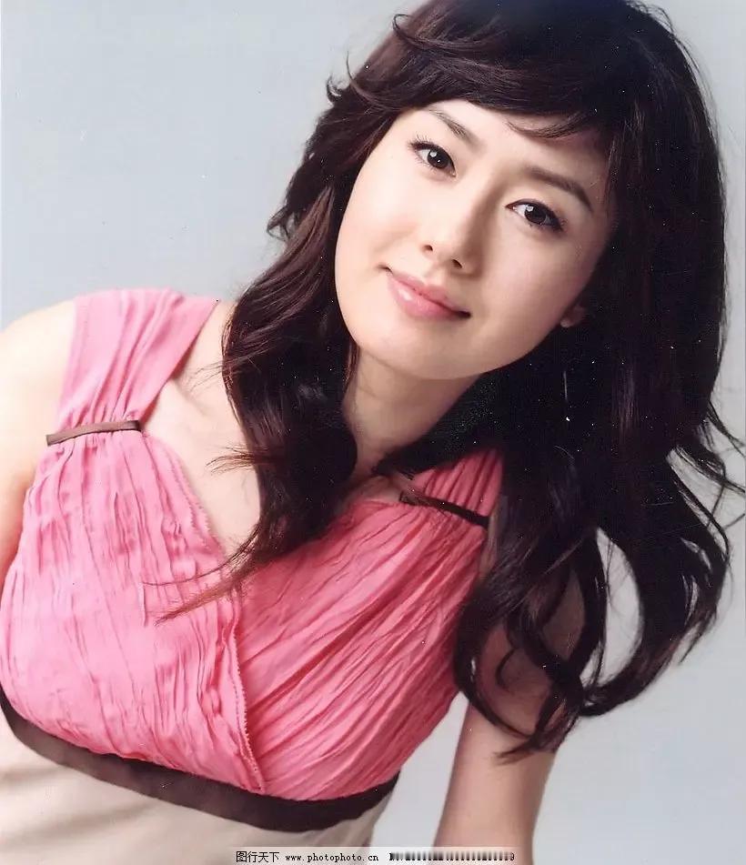 甜美微笑，粉色连衣裙，优雅气质！