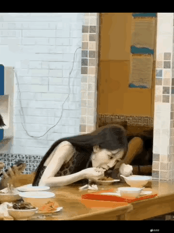 小姐姐挺瘦的，
是需要多吃点。