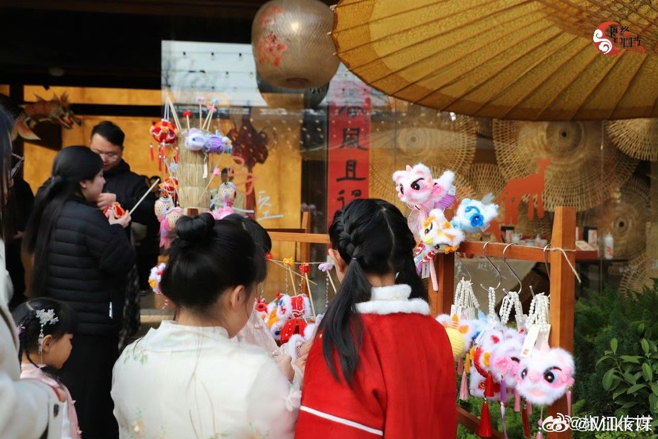 元宵X非遗台州解锁别样过节方式葭沚老街的灯火刚落，匠心的余温还在。这六大非遗同台