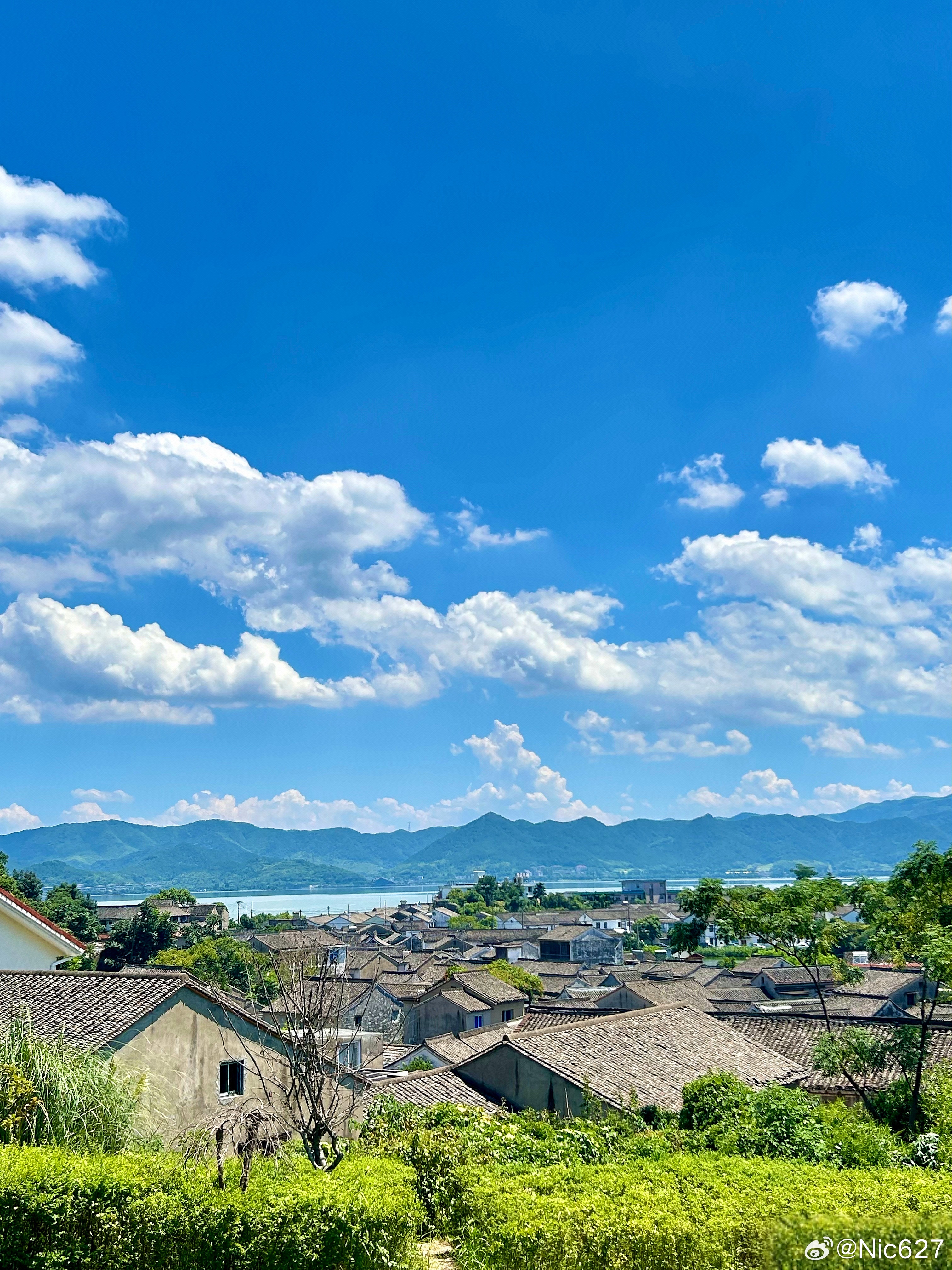 夏风吹过青瓦，把云揉碎在蓝天里，远处的湖光和青山，都是夏天最温柔的模样！ 