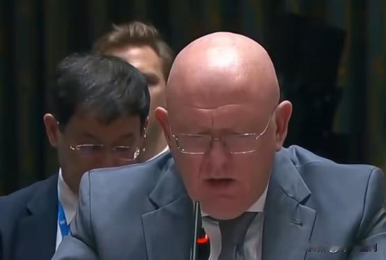 俄罗斯常驻联合国代表瓦西里·涅边贾表示：“我们坚决谴责美军扣押石油油轮及对委内瑞