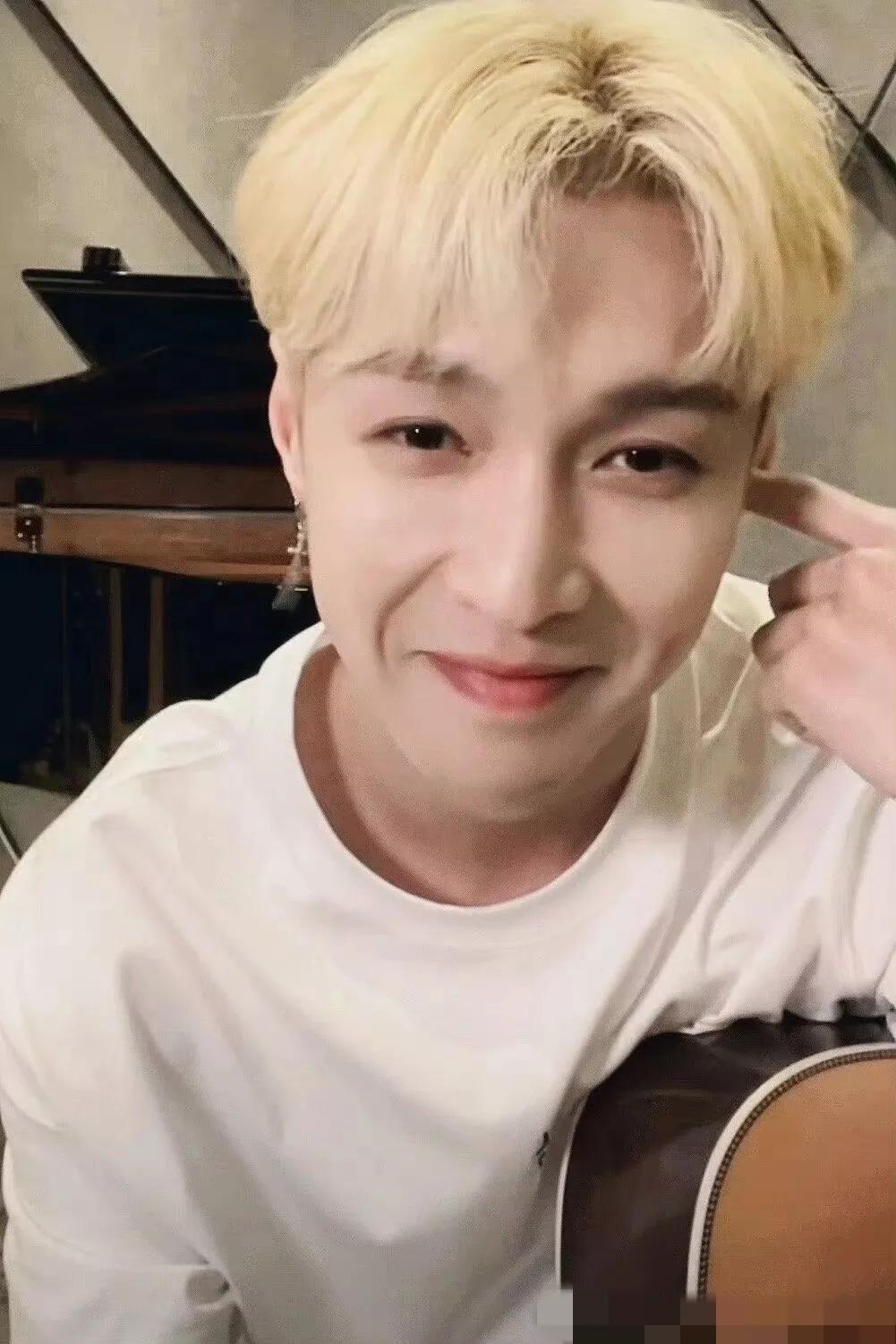 这是胡歌年轻的时候吧