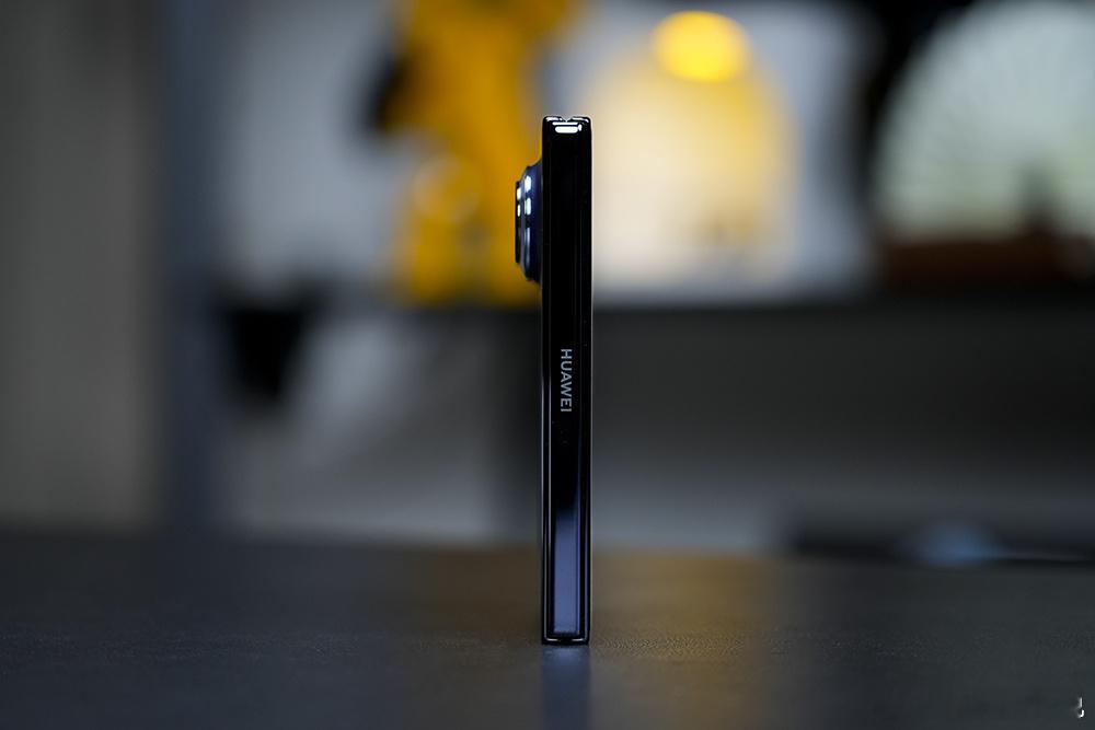 华为PuraXMax价格实拍上手，一句话总结：真的太阔了，展开7.7英寸近似A5