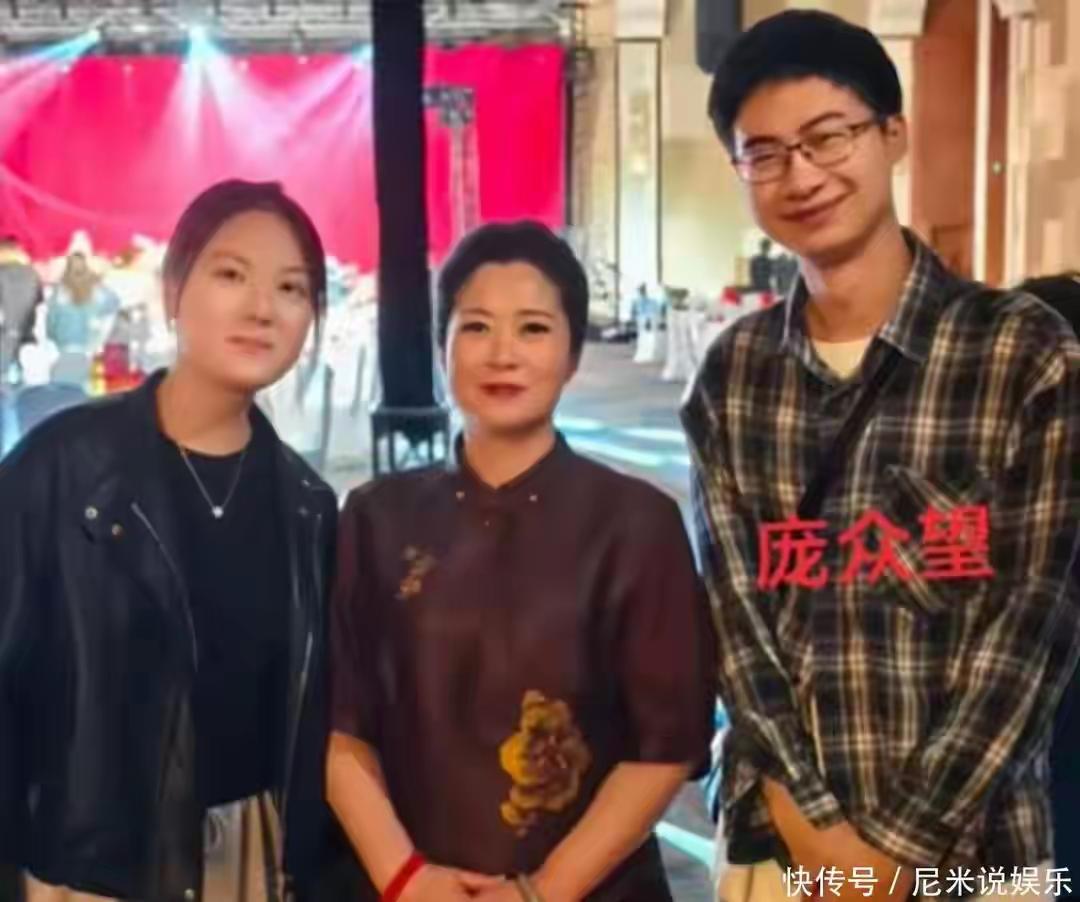 庞众望与未婚妻百里晗雨，岳母合影。（中间为岳母）。
庞众望能从泥泞苦难中走出，成