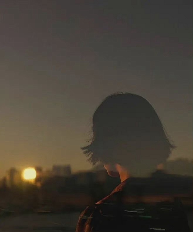 泰戈尔的一句话很治愈：请把自己活成一道光，因为你不会知道谁会借着你的光，走出黑暗