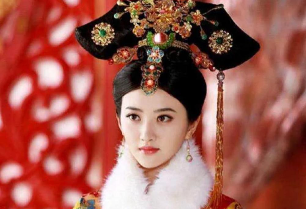 1635年，皇太极不顾亲情和皇族颜面，下令将姐姐莽古济押赴刑场，在众目睽睽之下脱