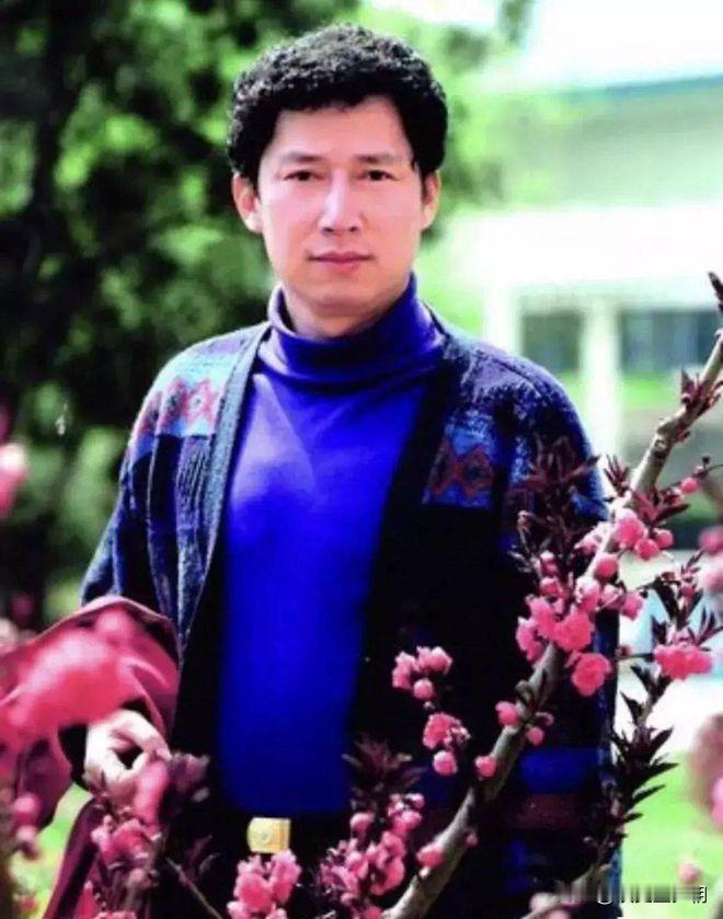 “她比我大40岁！晚上睡在我旁边的时候，我浑身都起鸡皮疙瘩。”1990年，这个刚