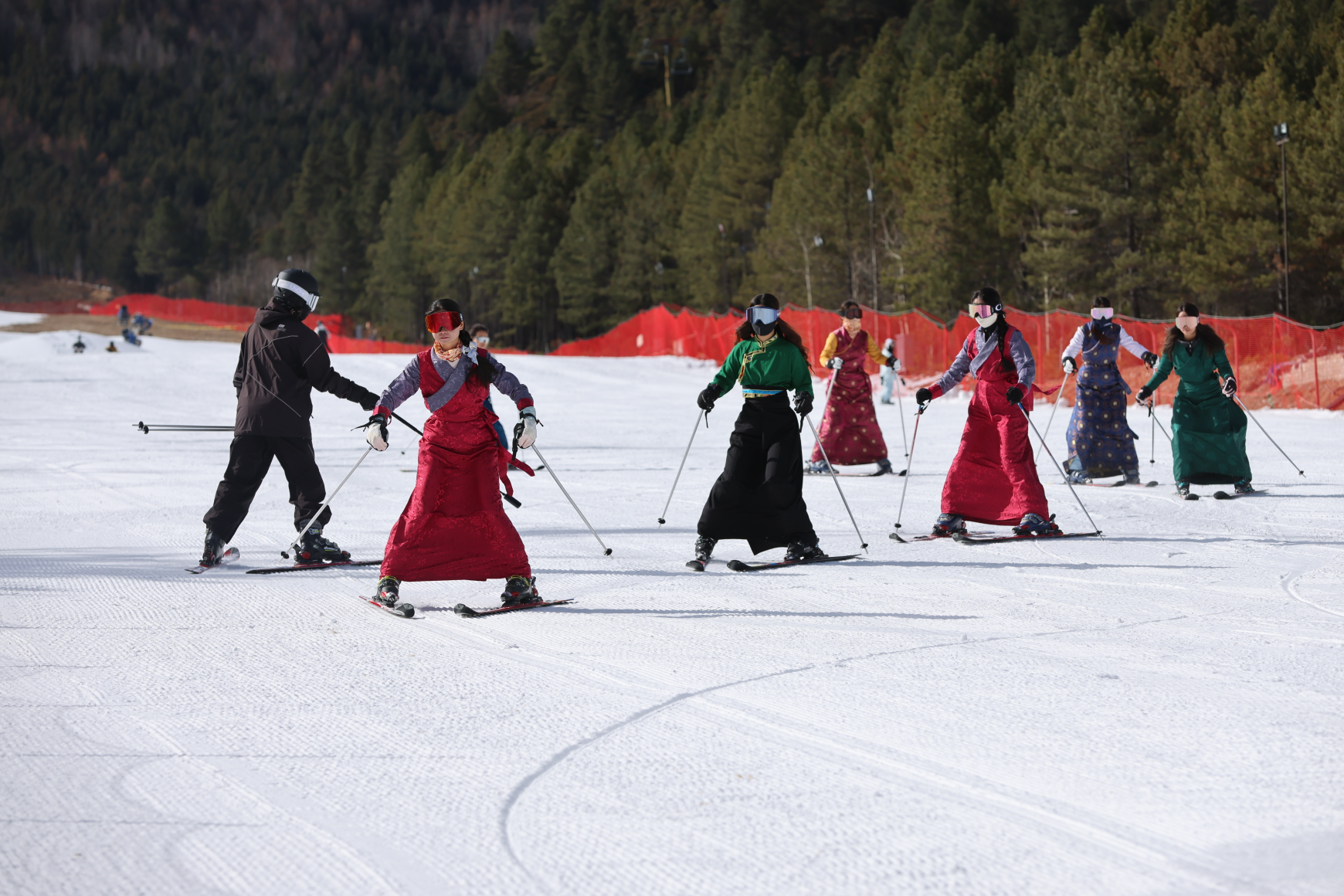 冬季到云南来旅居暂别喧嚣，栖居云南冬日。登雪山赏冰封盛景，在滑雪场解锁滑雪快感，