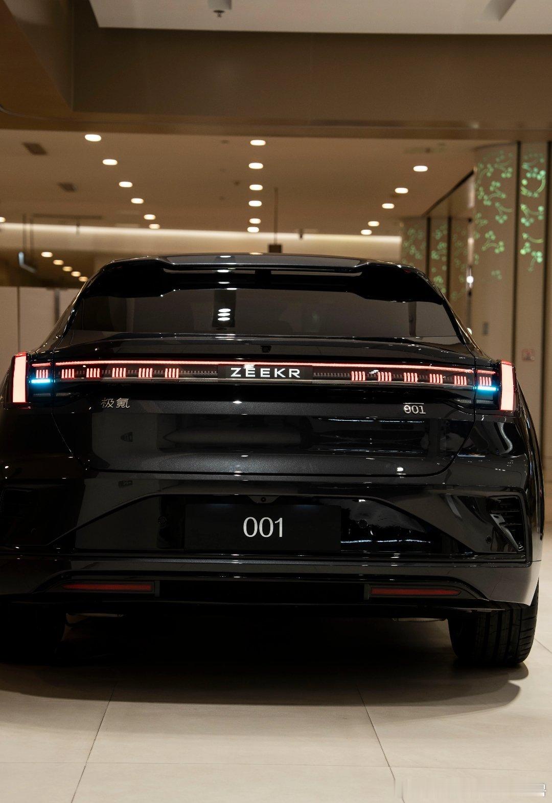 每天接送孩子参加课外班，极氪的便利性深得我心。智能预约空调功能让车内永远保持舒适