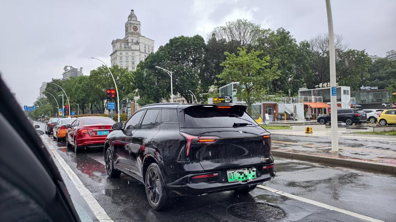 第一次在广州以外看到这款神奇车
不知道从哪里能买到的
毕竟当年袁启聪订了也买不到