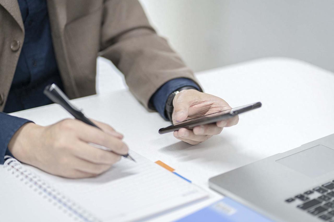 朋友圈和微信群泄密已成为公职人员泄密的重要途径！有的是为了工作方便，直接把涉密通