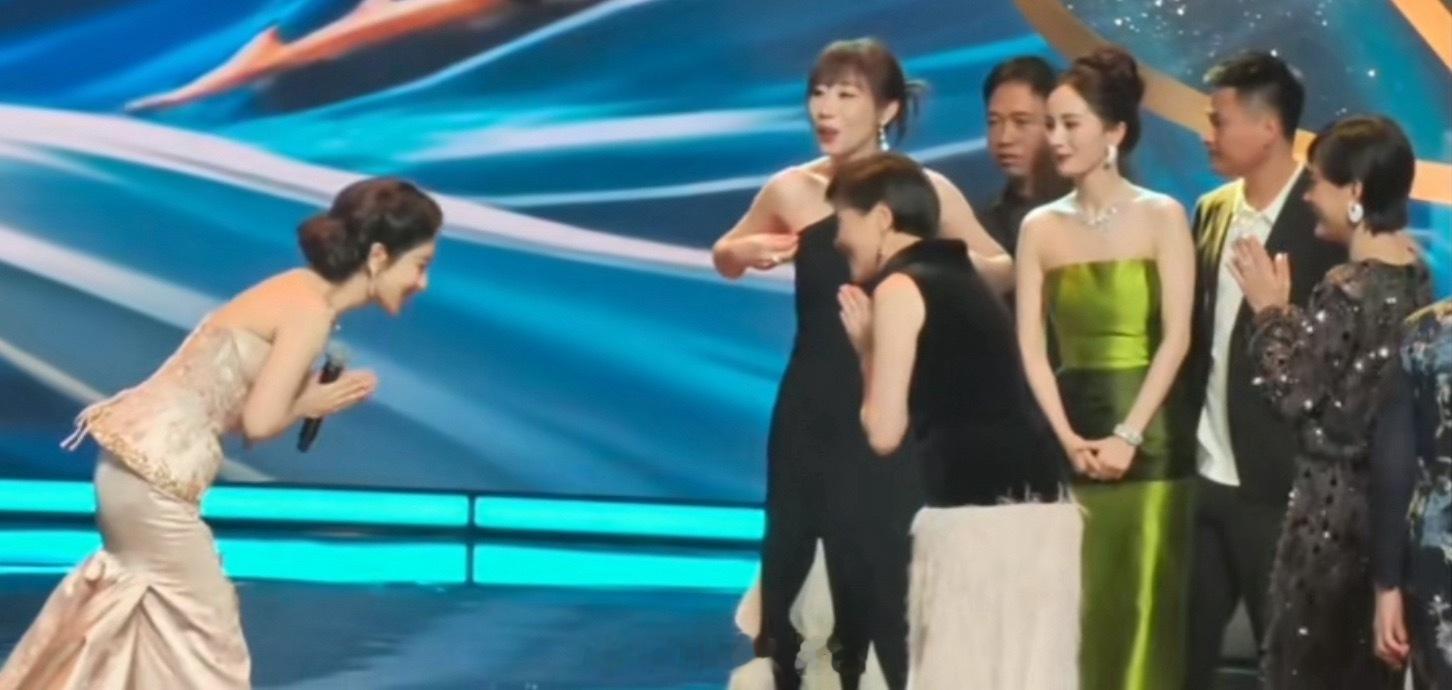 杨紫白玉兰庆功宴作品拿奖是实力，低调谦虚是人品，所有的鲜花和掌声是最好的证明。?