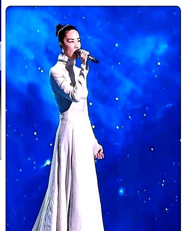 56岁的王菲，在春晚亿万镜头下，手却在腿边不停地摩挲。
 
镜头拉近，她声音空灵