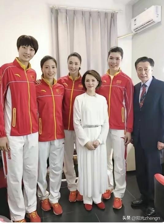 这张照片的含金量真的是太高了！

六个人站在一起，氛围特别融洽。

最中间是董卿