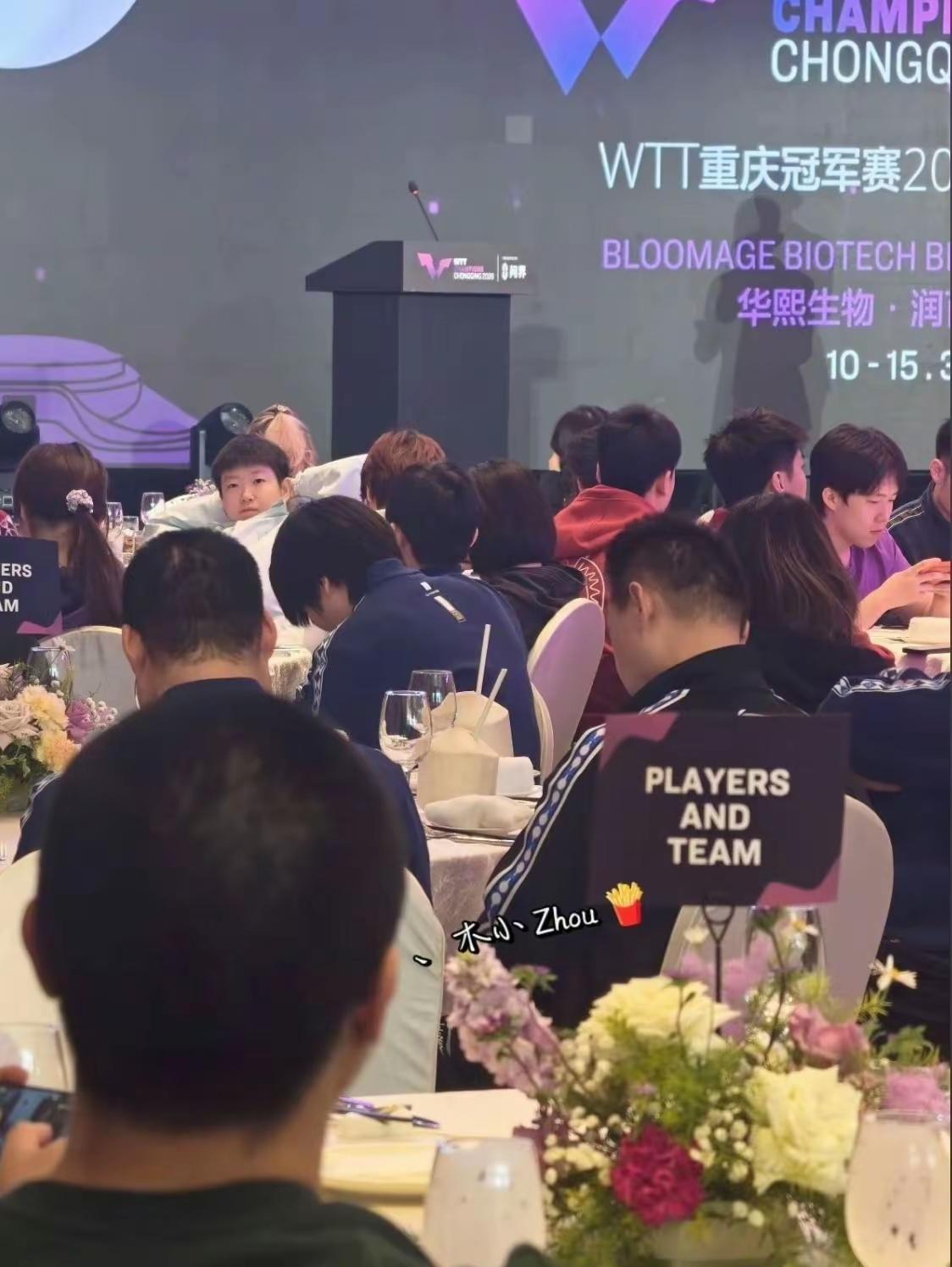 新鲜的莎头参加晚宴来了！
重庆冠军赛晚宴如期而至，两小只参加晚宴的神情把人萌翻了