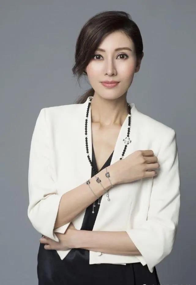 李嘉欣为什么能被“洗白”？这事其实挺有意思。

当年港媒用“石破天惊”形容她的美