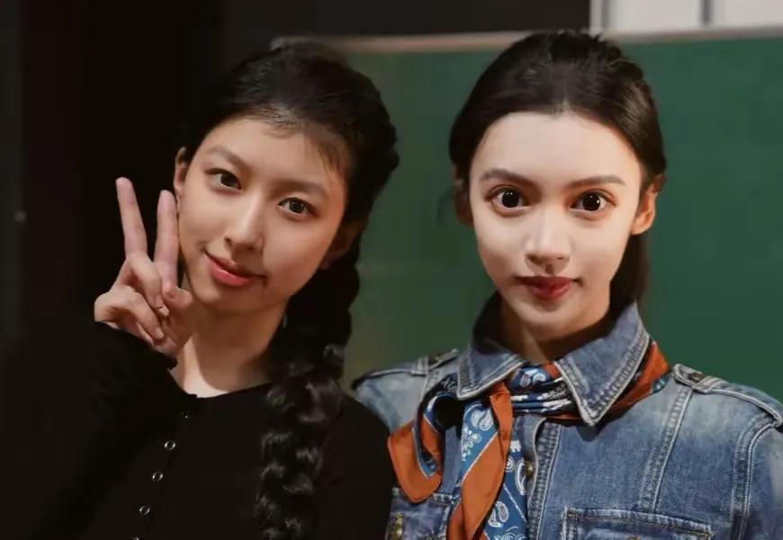 眼太大也不好看，还是左边的女孩看着漂亮。
