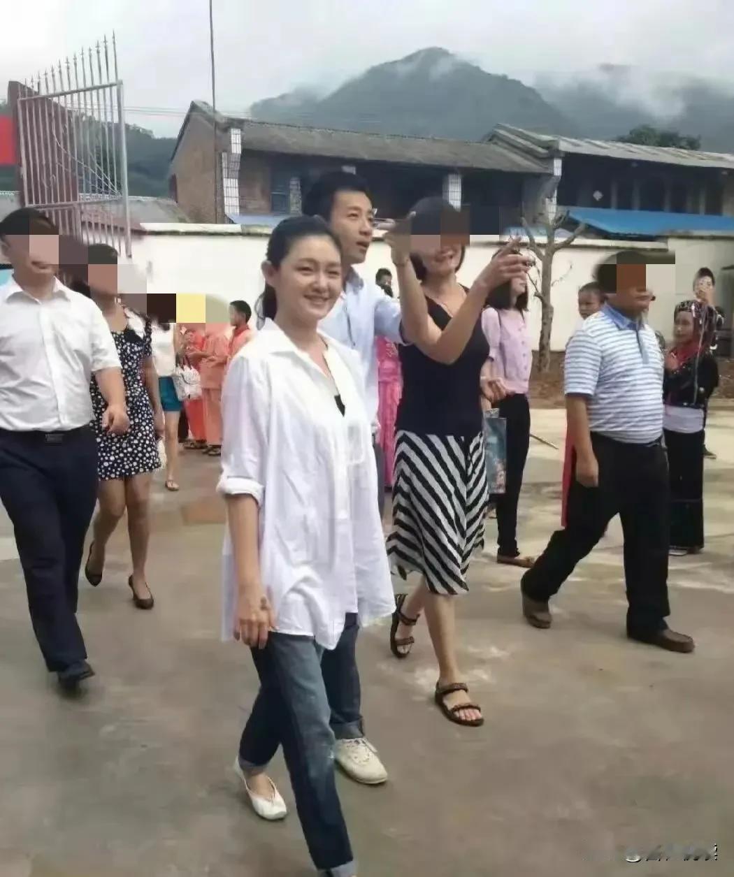 2011年
汪憨憨与大S跑到云南以俏江南的名义一起做公益

2024年，汪憨憨与