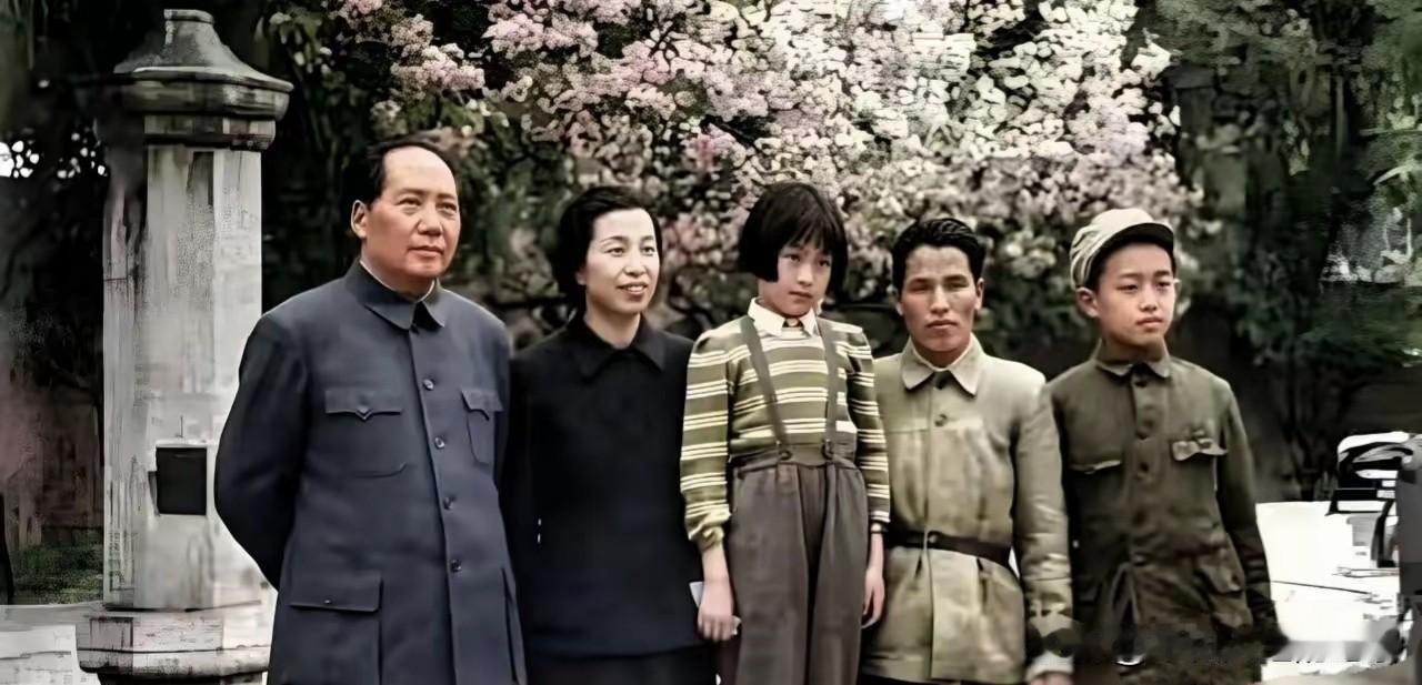 1949年毛主席与女儿李讷、李讷的母亲、姨妈李云露及表哥王博文在北京香山。