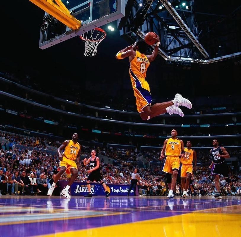 科比～布莱恩特：
8岁已经学会左右手运球！！
9岁在意大利小镇列蒂比赛首次砍下6