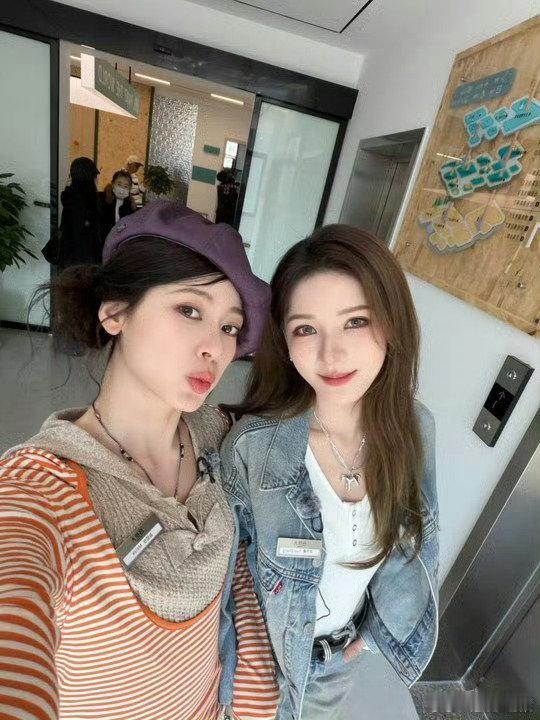 赵昭仪给张予曦缝衣服伦敦合伙人综艺里难得的生活化画面，赵昭仪穿针引线帮姐妹改衣服