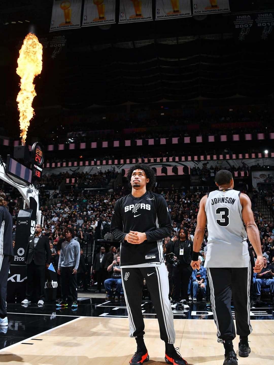 哈珀社媒晒图并配文：自我成长但我还是我，永不回头🔙go刺gonba