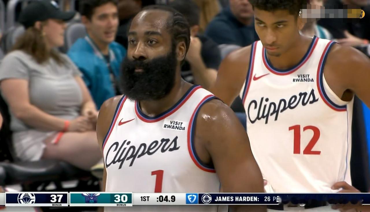 快船超级后卫哈登真是半场封神，他半场比赛疯狂的轰下35分！在今天快船客场挑战黄蜂