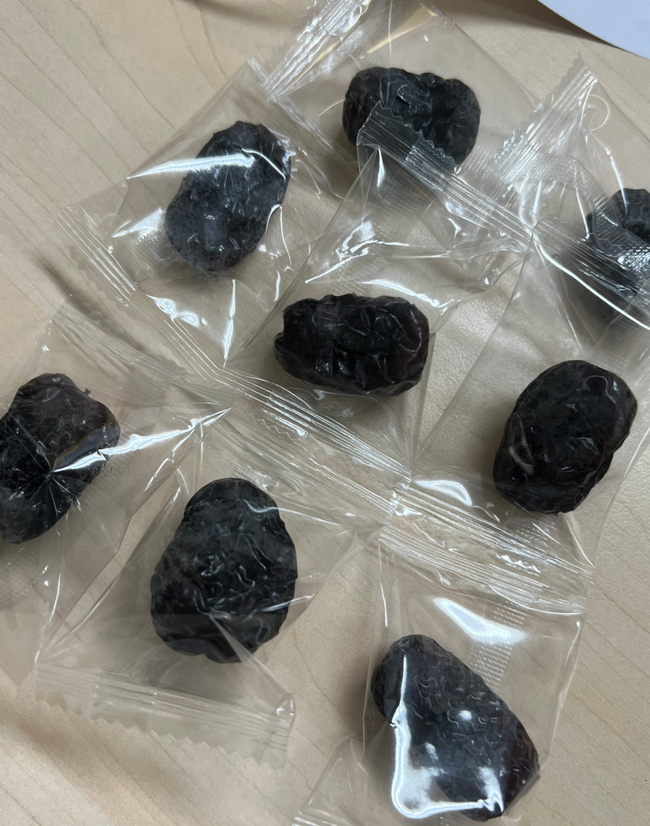 今早被老妈训了，老妈让我把枣儿拿着，我说上次你给我拿的我还没吃，老妈说那怎么行，