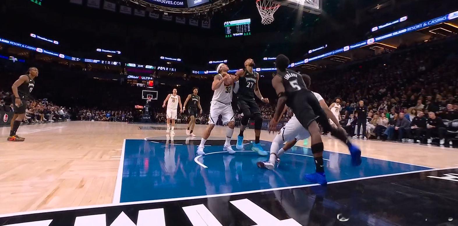 爱德华兹防守落地不稳，左膝明显过度伸展。爱德华兹此前一直经受右膝髌股疼痛综合征（