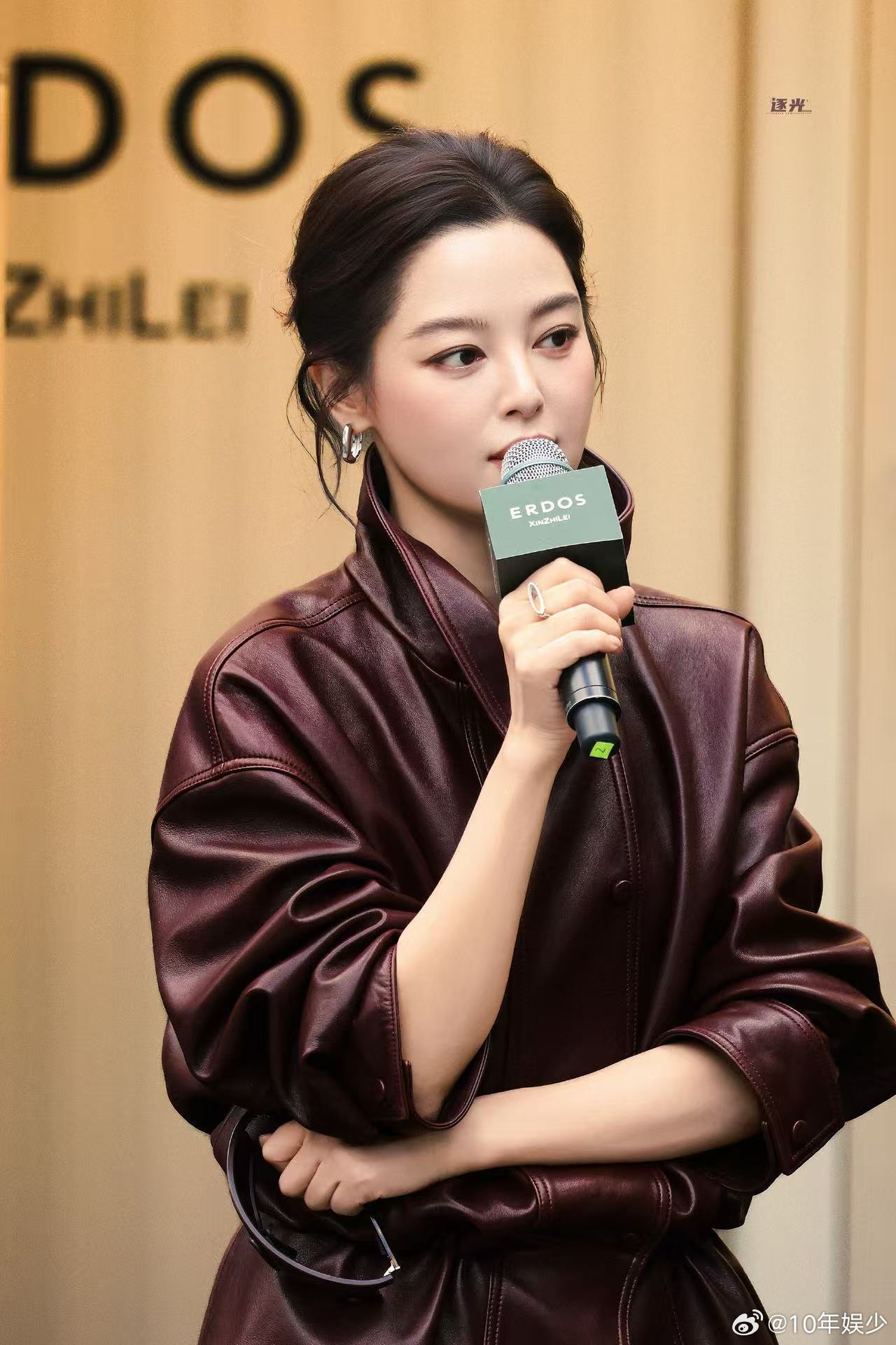 辛芷蕾被喊妈妈的反应 被喊“妈妈”的辛芷蕾，低头憋笑到肩膀发抖，硬撑高冷人设一秒