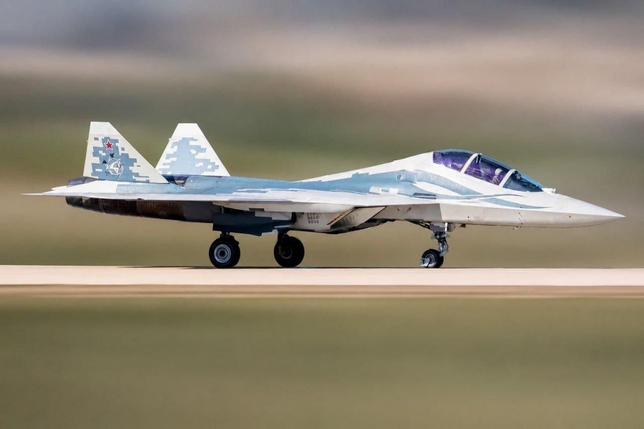 苏霍伊双座版本Su-57原型机流出

往上猜测其编号为Su-57D，从其垂尾徽章