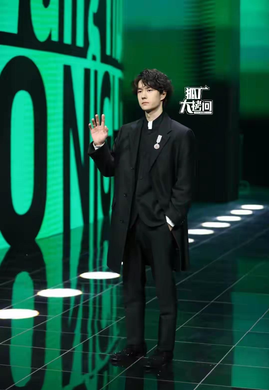 微博之夜，
王一博赢麻了！
男明星们虽然都有造型师团队，但还是意外地撞衫了，同样