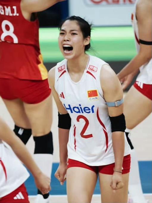 中国女排3-0战胜法国队，拿到了世界联赛的五连胜，还完成了报一箭之仇的任务。
