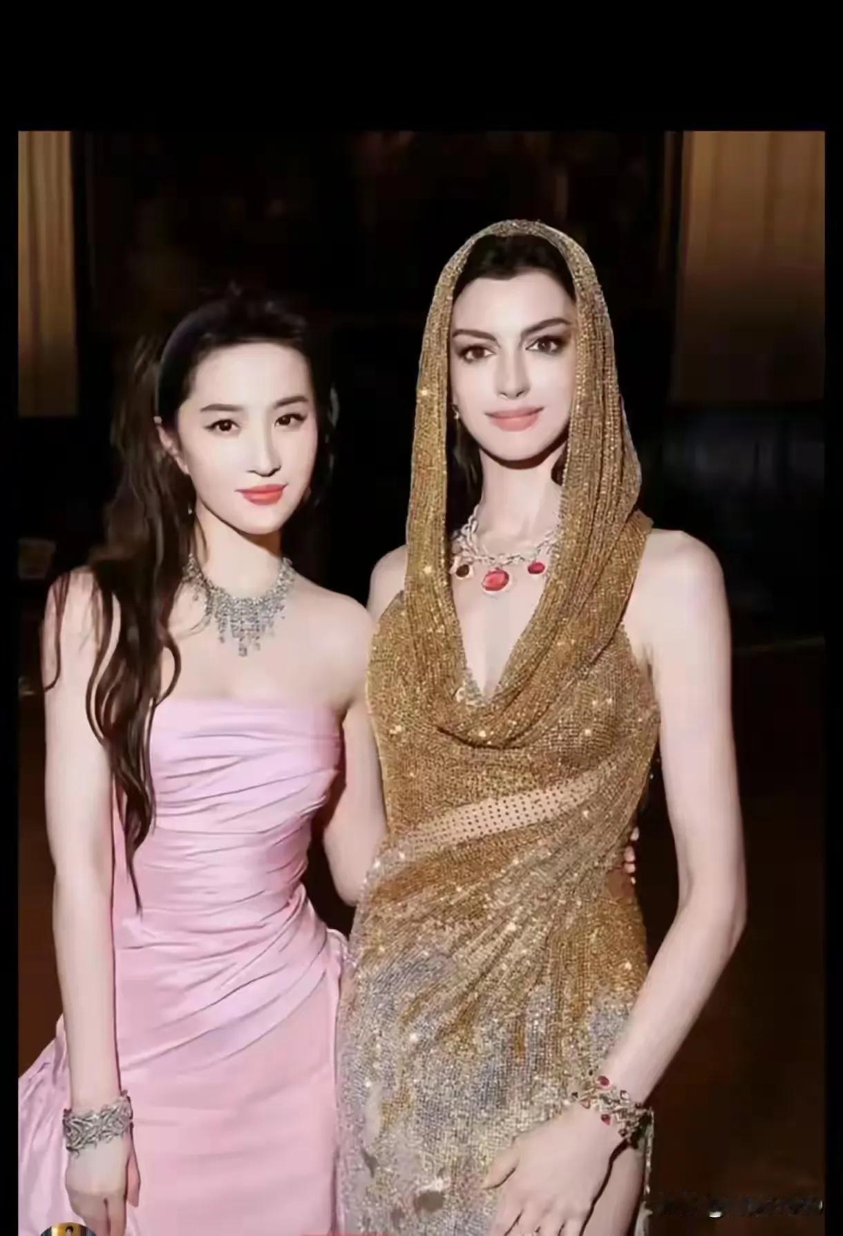 这两个大美女，长得都是水灵灵的，看着非常养眼，一高一矮，中西合璧，融会贯通，和谐