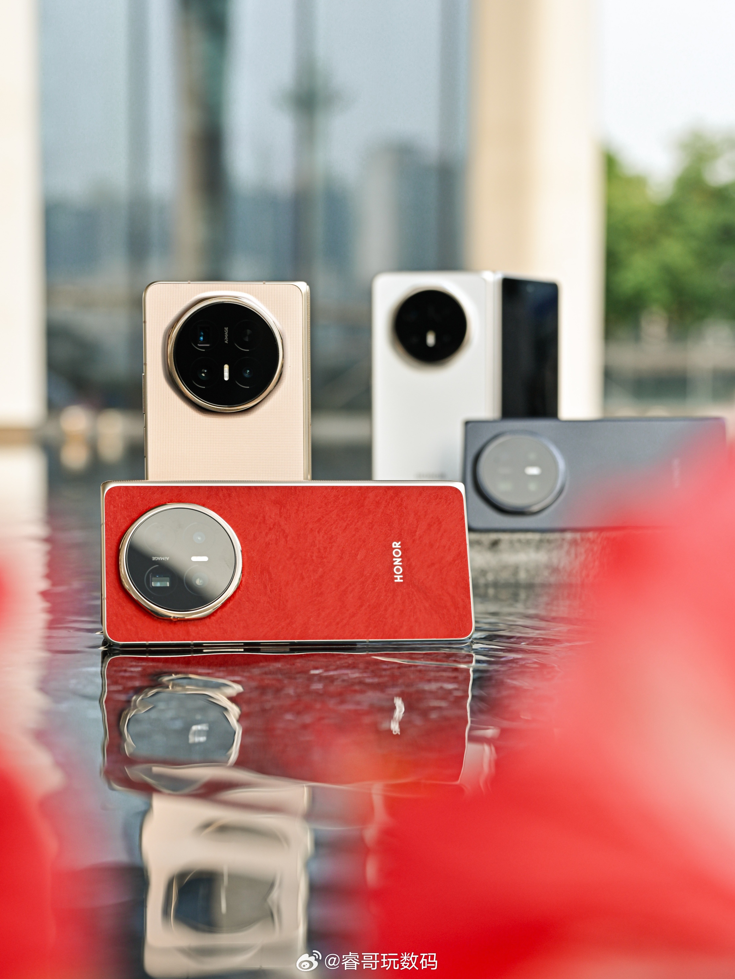 荣耀Magic V6 四款颜色赤兔红、旭日金、雪域白、绒黑色，都很高级典雅，设计