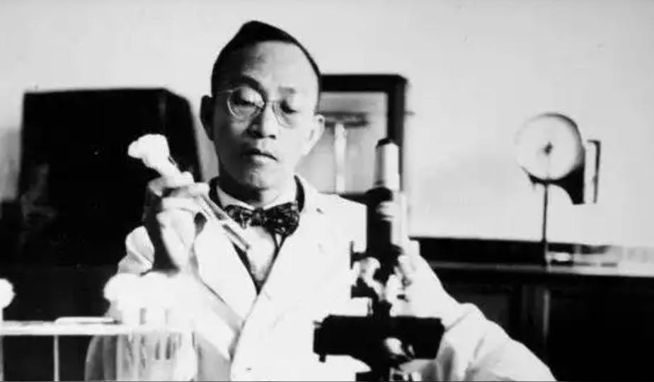 1954年，他冒着失明的危险，将一种病毒滴入自己的眼睛，随后，眼睛从红肿到溃烂，