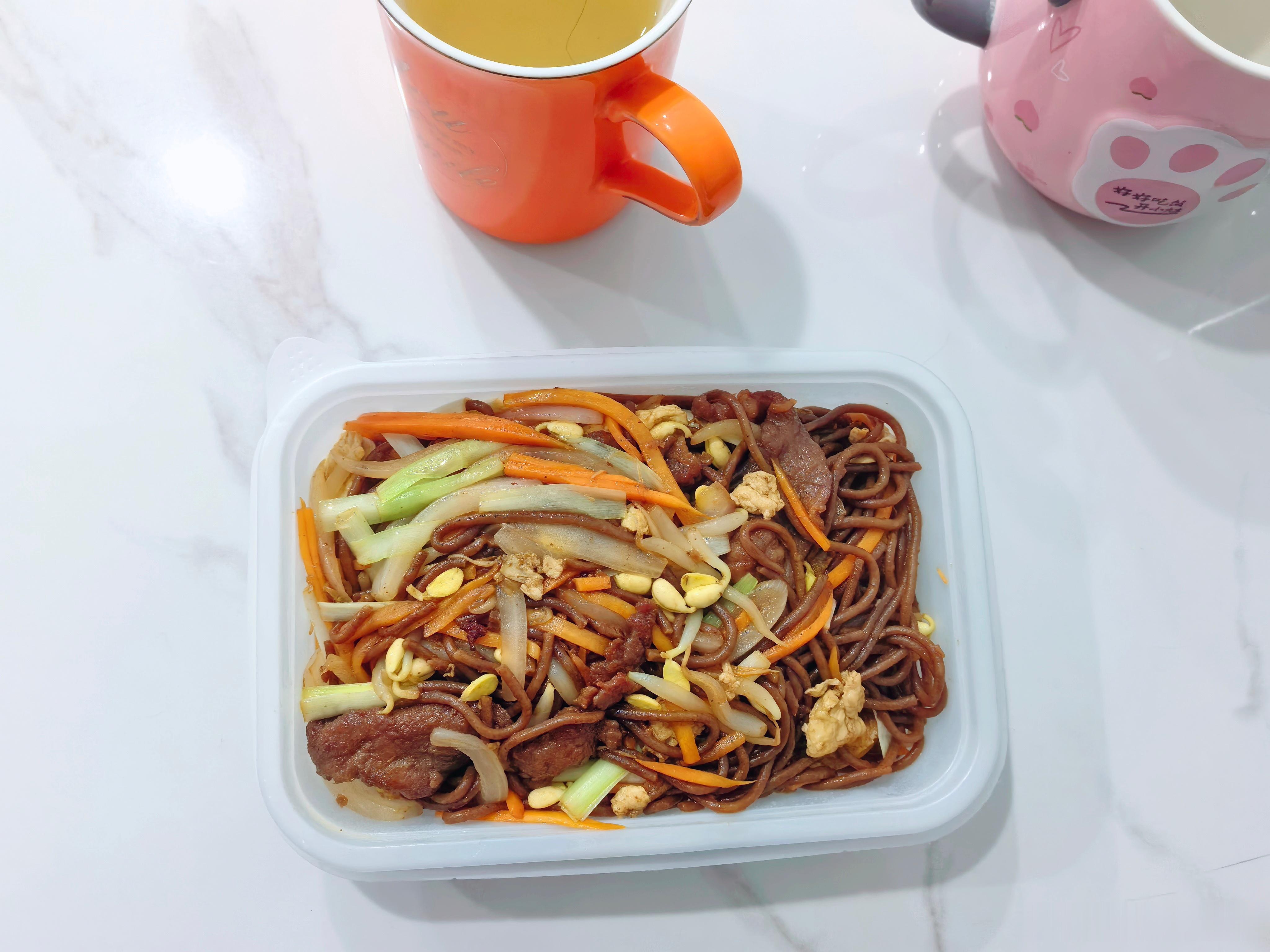 今日午餐 旅游回来的第一顿午餐。连续游玩太累人，点个外卖牛肉炒饸络凑合一顿，美美