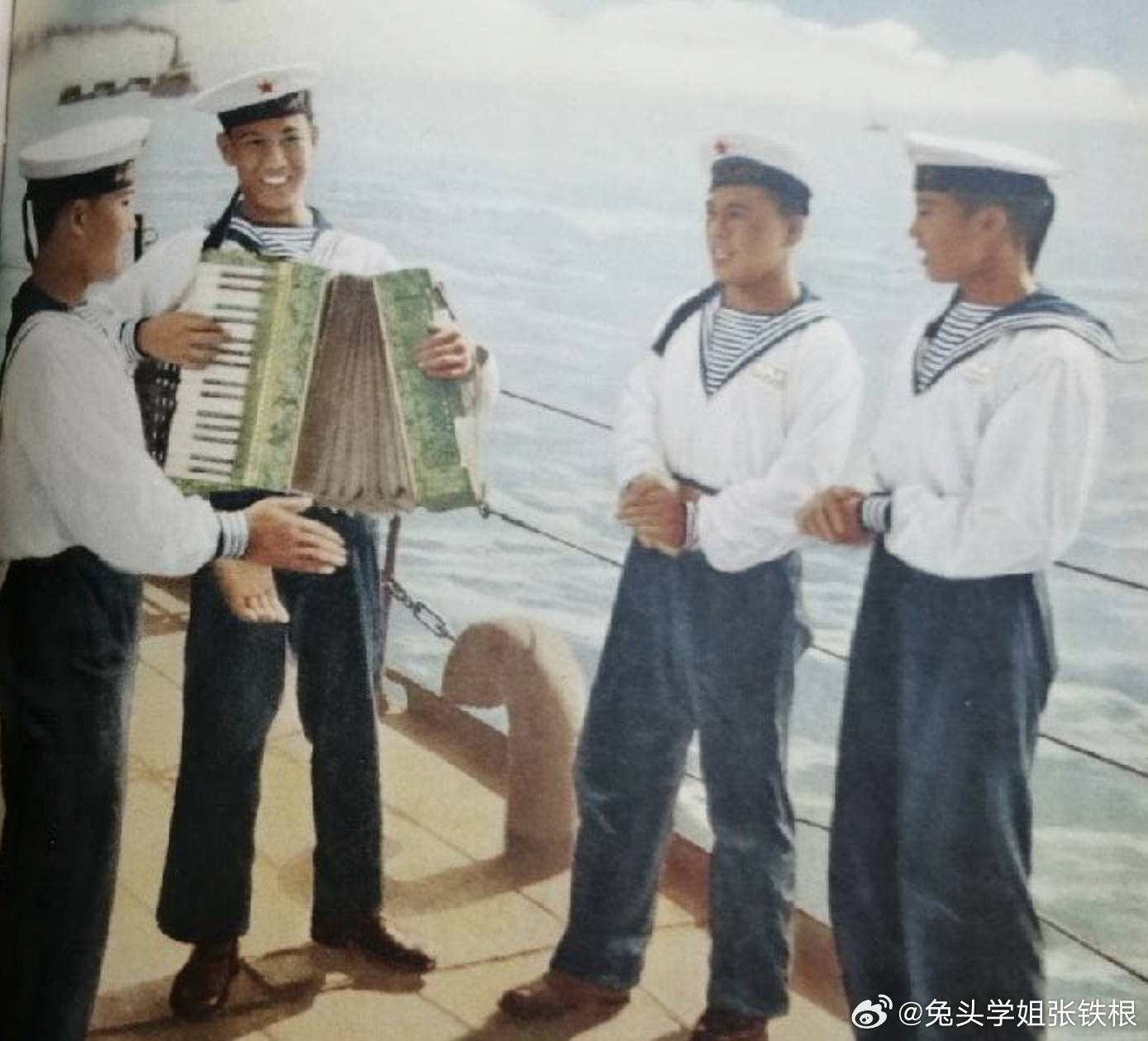 海军，空军的服装，从设计之初就一直挺帅的