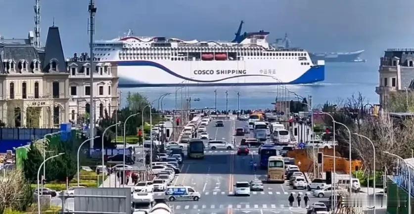 福建舰为什么正在急速赶往大连港？
因为辽宁号吃亏了，现在急需福建舰来帮忙找回场子