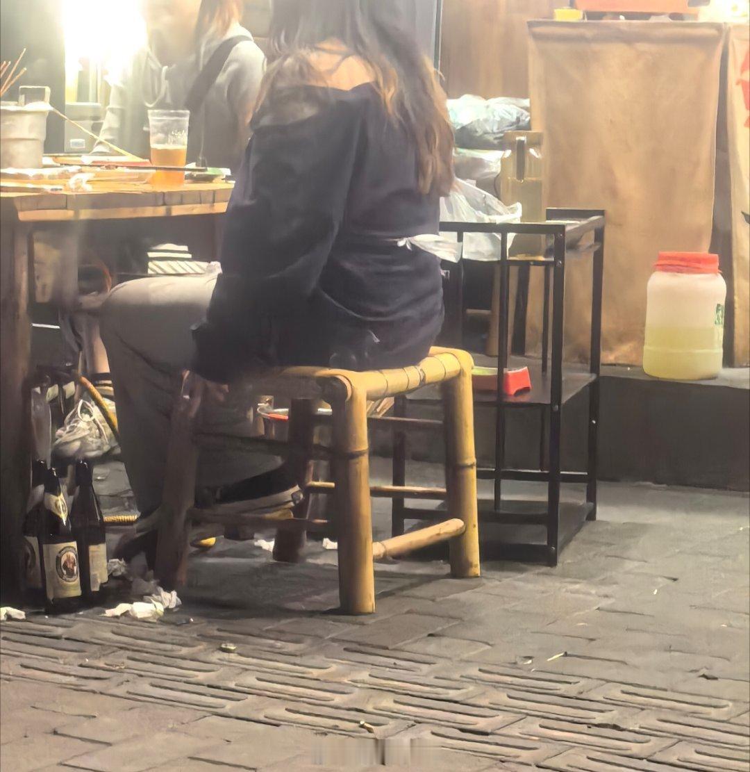 晚上外面吃饭，排队等餐，随手就看到两女子吞云吐雾 